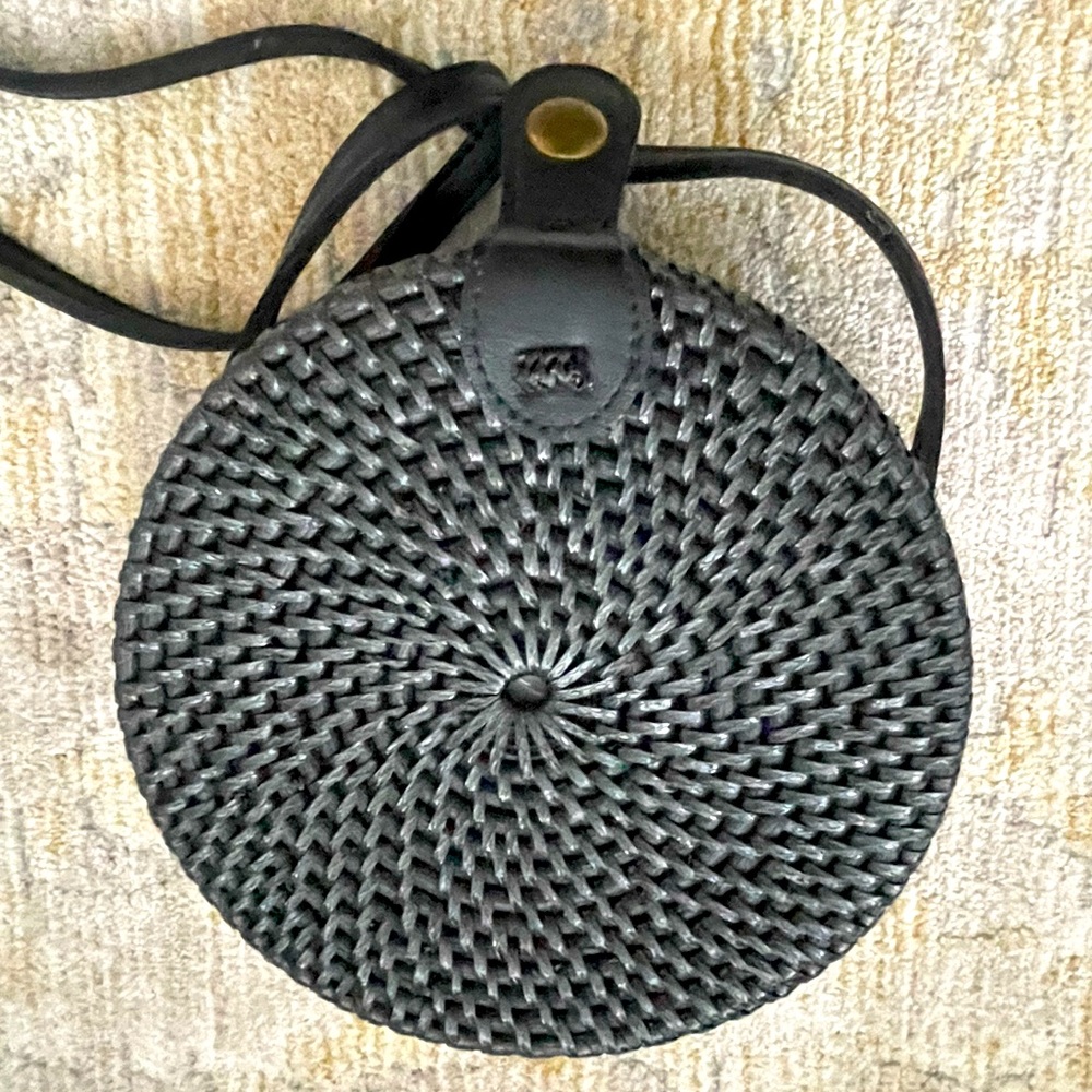Black straw weave round bag